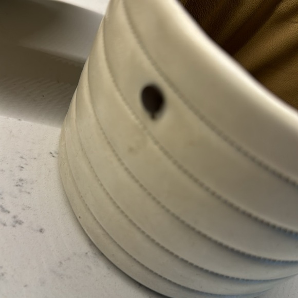 Galavanting Vintage 1950s White Vinyl Small Round Beehive Box Handbag - Picture 8 of 9